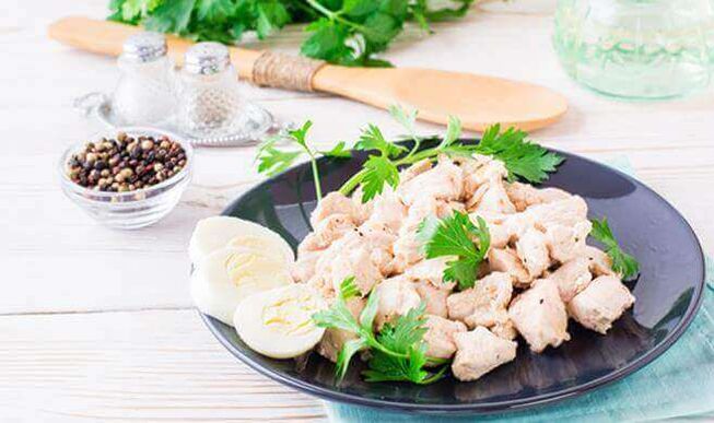 تُسلق شرائح الدجاج في طباخ بطيء - عشاء مغذي في نظام غذائي منخفض الكربوهيدرات